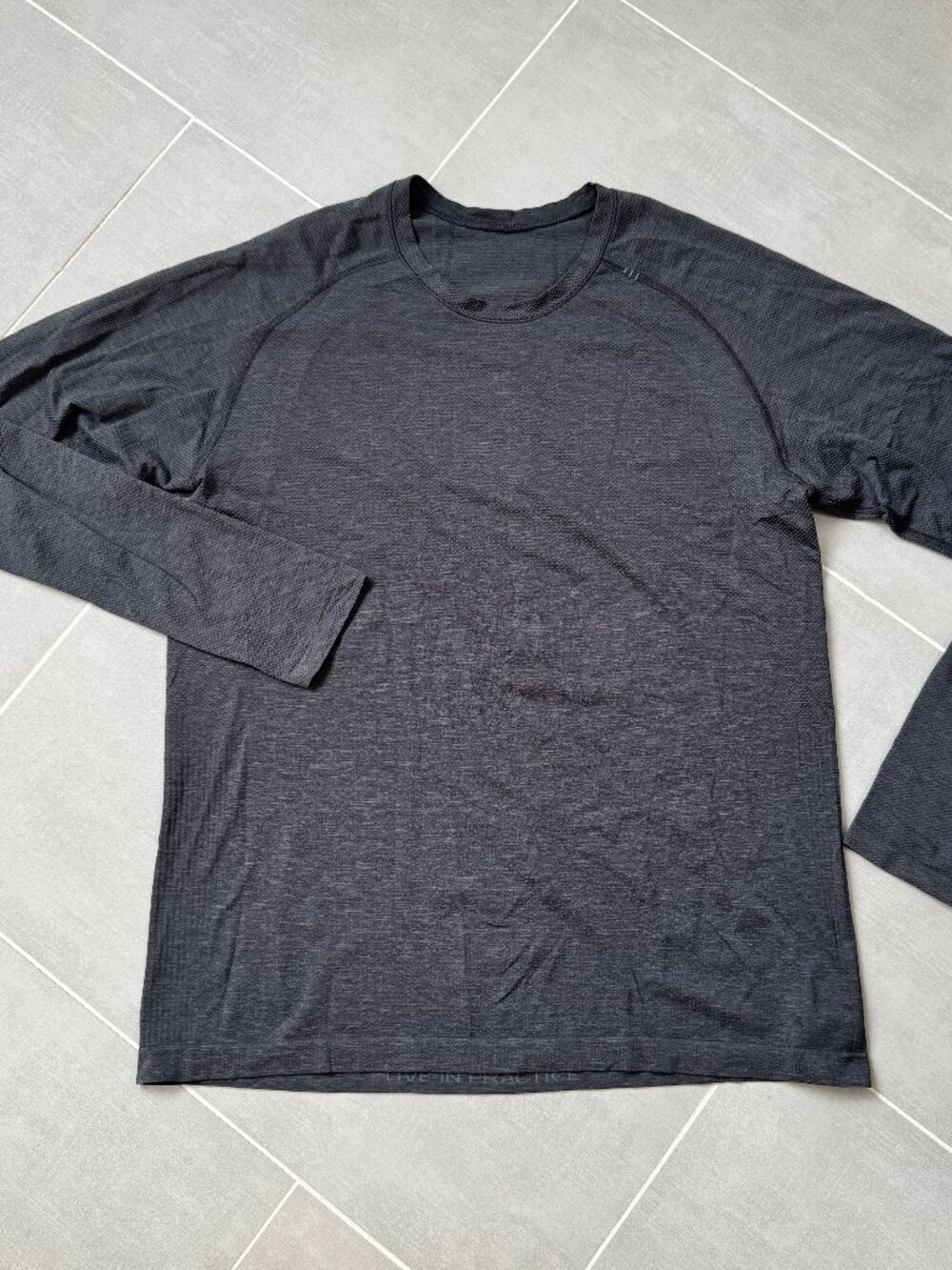 Lululemon Gray Activewear Long Sleeve Shirt sz Lrg